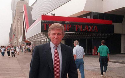 Тогдашний бизнесмен Дональд Трамп на фоне своего казино, которое сейчас хотят взорвать